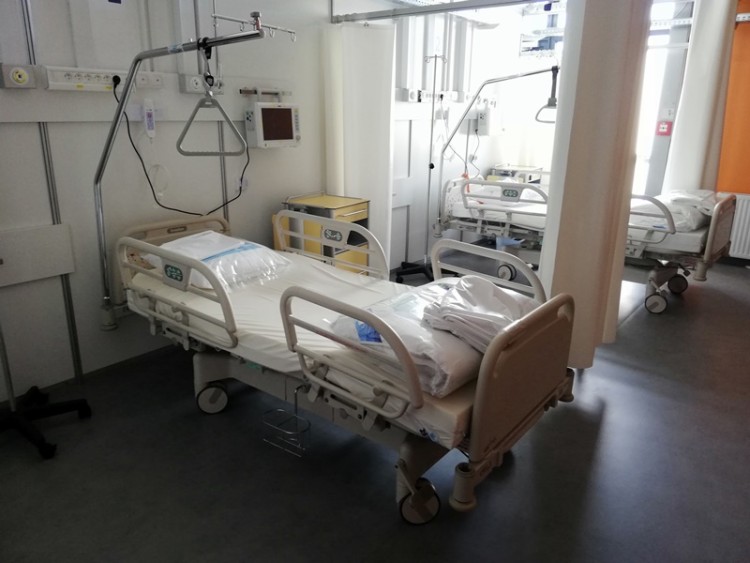 Szpital tymczasowy we Wrocławiu drugi raz w tym tygodniu zwiększa liczbę miejsc, Bartosz Senderek