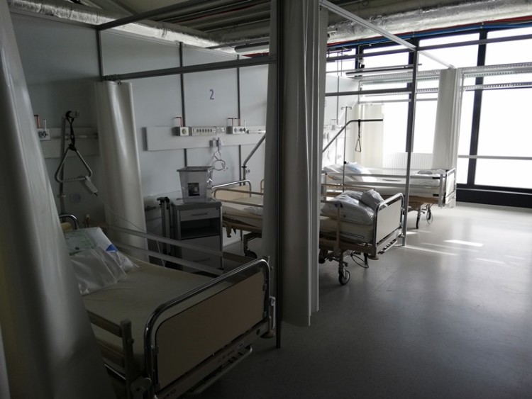 Kończą się miejsca w szpitalu tymczasowym. W planach otwarcie nowego modułu, Bartosz Senderek