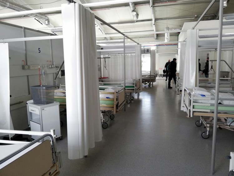 Wojewoda odpowiada opozycji: Wszystkie łóżka w szpitalu tymczasowym są sprawne i bezpieczne, Bartosz Senderek