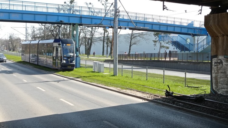 Połamany pantograf przyczyną utrudnień w ruchu tramwajów [ZDJĘCIA], bas