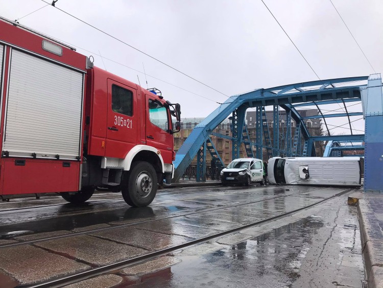 Bus przewrócił się na bok i zablokował wrocławski most [WIDEO, ZDJĘCIA], Jakub Jurek