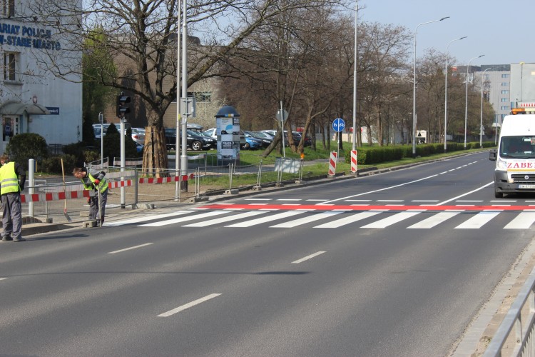 Nowe przejście dla pieszych na Legnickiej oddane do użytku przed terminem [ZDJĘCIA], Jakub Jurek
