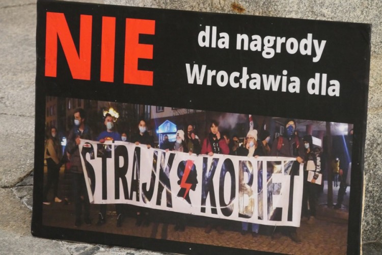 Protest przeciwko nagrodzie dla Strajku Kobiet. Do Wrocławia przyjechał prezes Marszu Niepodległości [ZDJĘCIA], Jakub Jurek