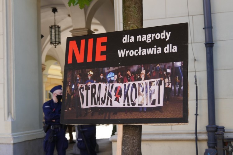 Protest przeciwko nagrodzie dla Strajku Kobiet. Do Wrocławia przyjechał prezes Marszu Niepodległości [ZDJĘCIA], Jakub Jurek