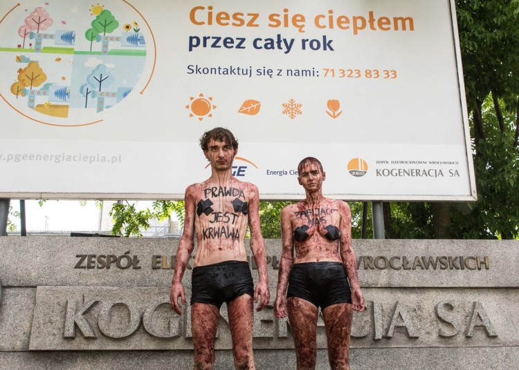 Krwawy topless. Kontrowersyjny happening wrocławskich aktywistów [ZOBACZ], Extinction Rebellion Wrocław
