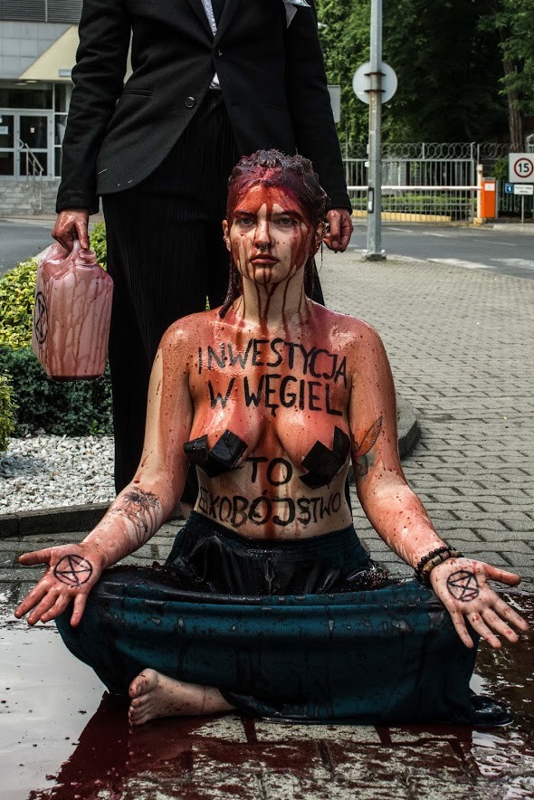 Krwawy topless. Kontrowersyjny happening wrocławskich aktywistów [ZOBACZ], Extinction Rebellion Wrocław