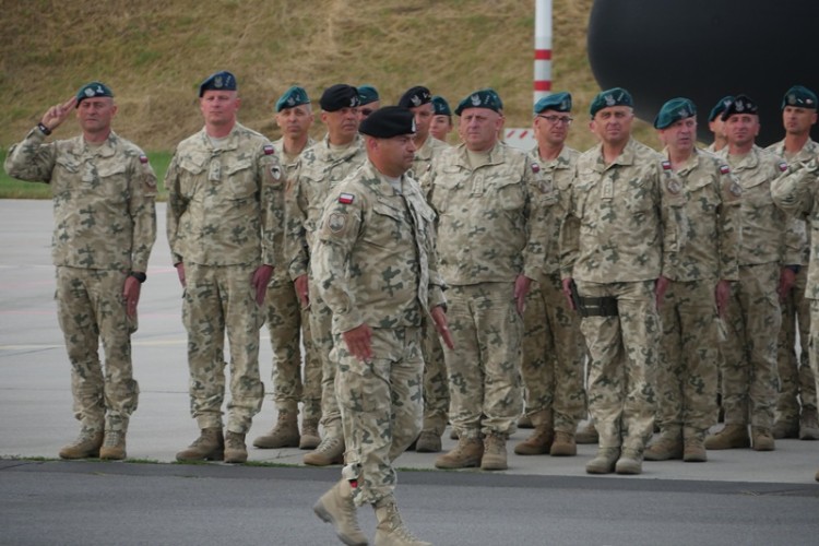 „Hercules” nad Wrocławiem, minister na lotnisku. Polscy żołnierze wrócili z Afganistanu [ZDJĘCIA], Jakub Jurek