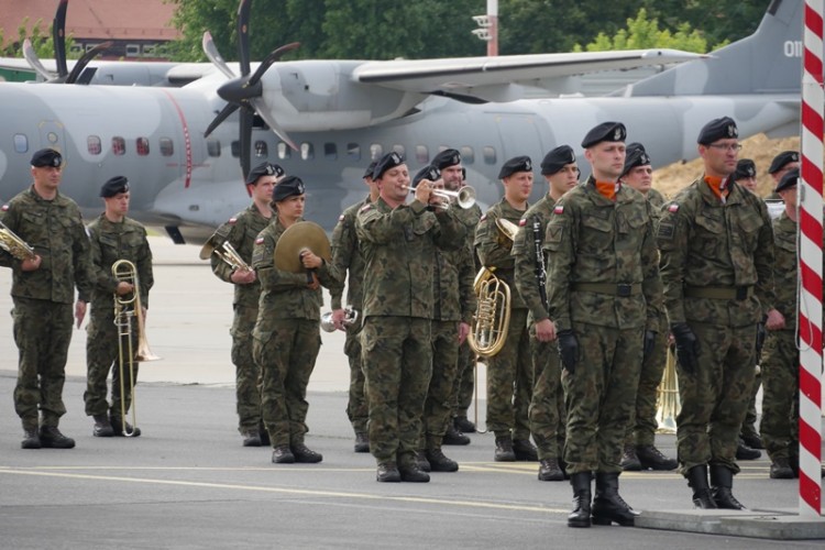 „Hercules” nad Wrocławiem, minister na lotnisku. Polscy żołnierze wrócili z Afganistanu [ZDJĘCIA], Jakub Jurek