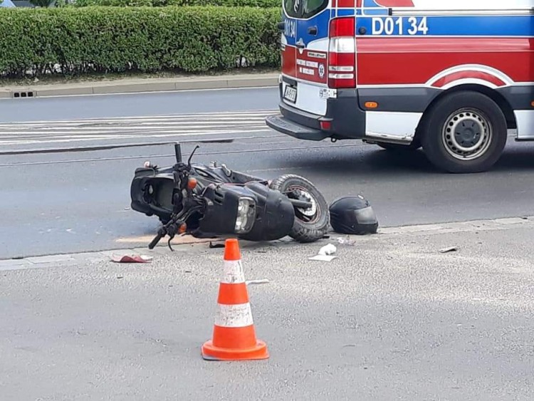 Wypadek z udziałem autobusu i skutera. Dwie osoby ranne [ZDJĘCIA], AUTO-HARD