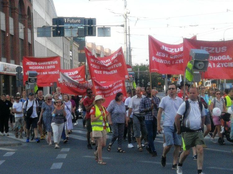 Przez Wrocław przeszedł marsz dla Jezusa [ZDJĘCIA], Czytelnik