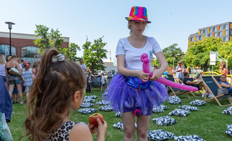 Piknik rodzinny, gigantyczne kolorowanki, pokazy baniek i bezpłatny spektakl dla dzieci, Mat. pras.