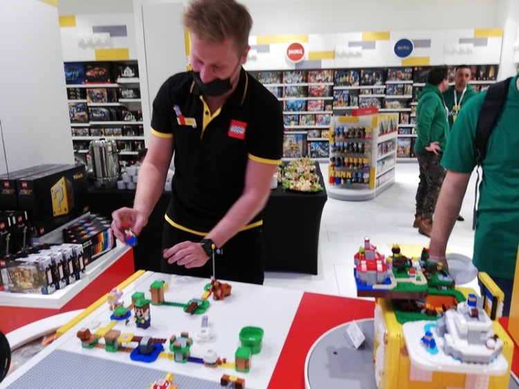 Oto pierwszy oficjalny sklep Lego we Wrocławiu. Zobacz, co jest na półkach [ZDJĘCIA], Bartosz Senderek