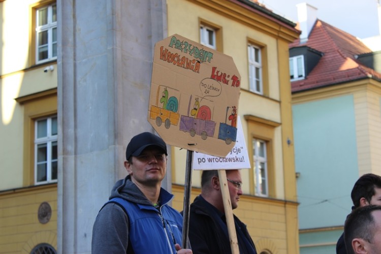 Protest kierowców we Wrocławiu. „Buspasy się buduje, a nie maluje” [ZDJĘCIA], Jakub Jurek