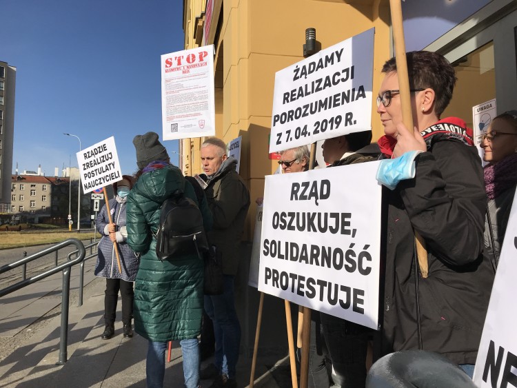 Protest we Wrocławiu. Związkowcy walczą o podwyżki w oświacie [ZDJĘCIA], Jakub Jurek