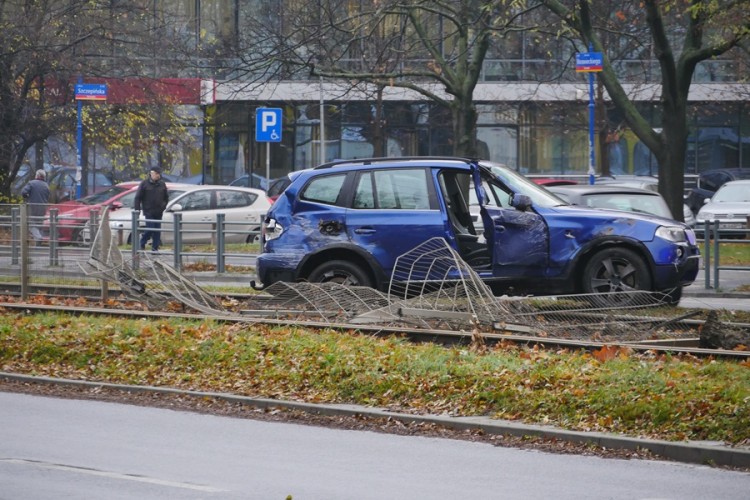 Wrocław: BMW na torowisku. Kierująca staranowała infrastrukturę [ZDJĘCIA], Jakub Jurek