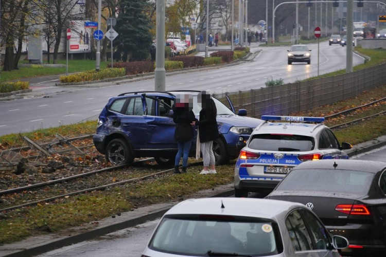 Wrocław: BMW na torowisku. Kierująca staranowała infrastrukturę [ZDJĘCIA], Jakub Jurek