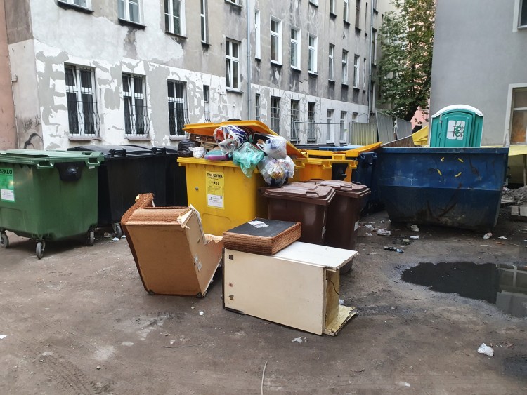 Wrocław: Podwórko zamieniło się w śmietnisko! Od dwóch tygodni nie opróżniali tu kubłów [ZDJĘCIA], Straż Miejska Wrocławia
