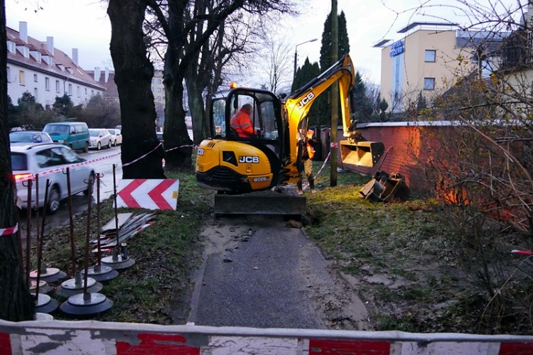 Wrocław: Duża awaria wodociągowa na Partynicach. Ulice zalane, w domach nie ma wody [ADRESY, ZDJĘCIA], Jakub Jurek