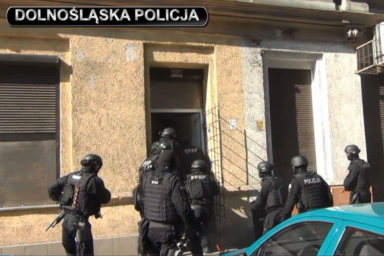 Wrocławscy policjanci przechwycili 90 opakowań dopalaczy. Pomogli im antyterroryści, Dolnośląska Policja