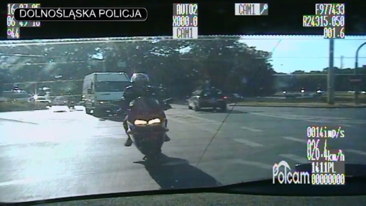 Motocyklista stracił prawo jazdy i dowód rejestracyjny za szarżę po Pilczyckiej, Dolnośląska Policja