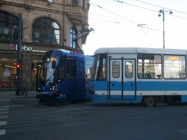 Wrocław: zderzenie dwóch tramwajów w centrum, Czytelnik
