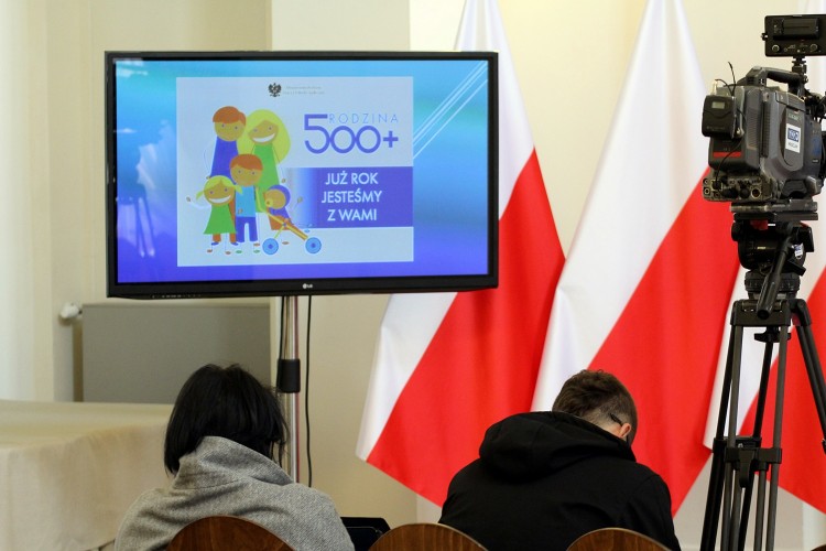 „500 plus na piątkę z plusem” – tak dolnośląscy urzędnicy ocenili rządowy program pomocy rodzinie, Michał Aksak