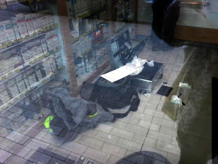 Napad na aptekę we Wrocławiu. Napastnik groził „przedmiotem przypominającym broń” [ZDJĘCIA], wbol