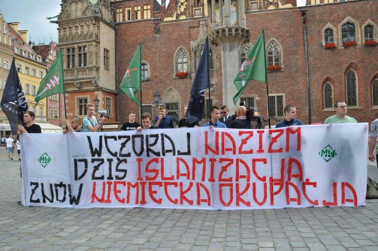 Dwie demonstracje na Rynku. Jedni za uchodźcami, drudzy przeciw [ZDJĘCIA, WIDEO], Marta Gołębiowska