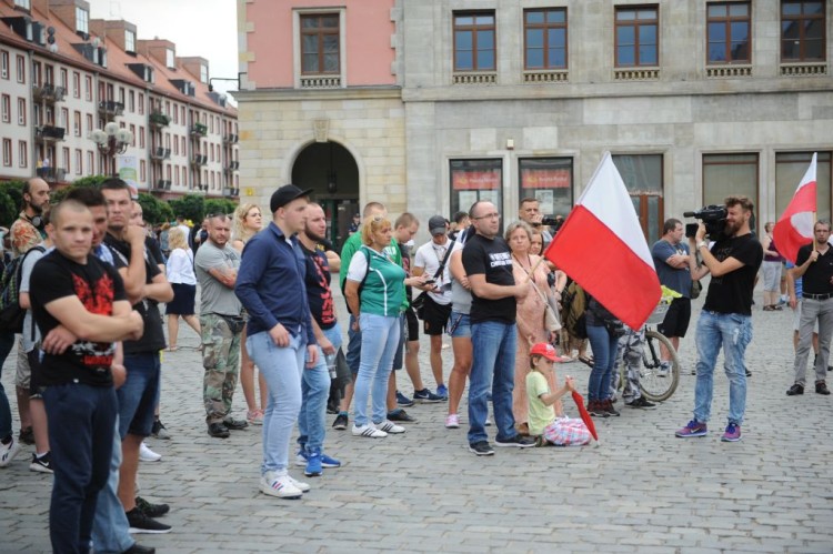 Dwie demonstracje na Rynku. Jedni za uchodźcami, drudzy przeciw [ZDJĘCIA, WIDEO], Wojciech Bolesta