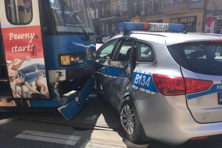 Radiowóz wjechał pod tramwaj na Nowowiejskiej. Dwóch policjantów rannych, Ola Wieteska