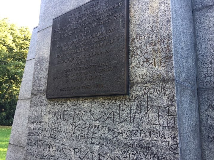 Wrocław: ktoś popisał Pomnik Ofiar Zbrodni Katyńskiej [ZDJĘCIA], wb