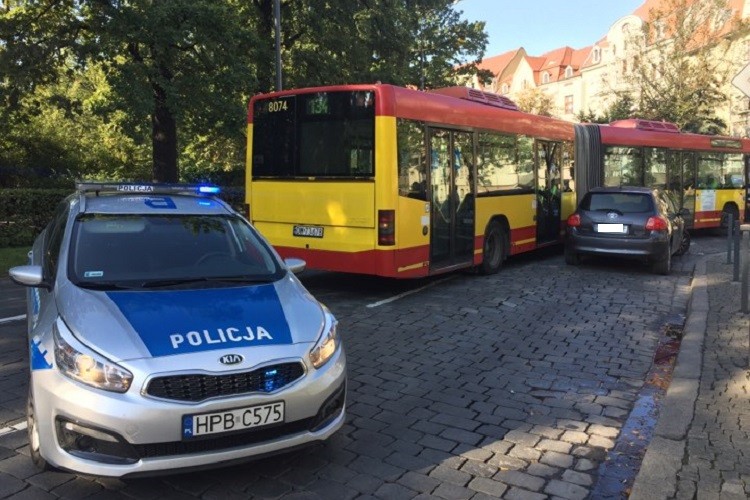 Kolizja autobusu z samochodem na pl. Powstańców Śląskich. Są ranni [ZDJĘCIA], Wojciech Bolesta