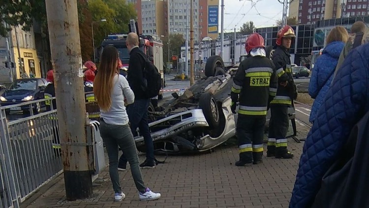 Wrocław: samochód uderzył w przystanek. Są ranni [ZDJĘCIE], Natalia Chełminiak