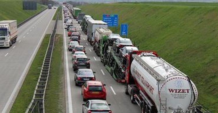 Zderzenie busa i dwóch ciężarówek pod Wrocławiem. Zablokowana autostrada, 0