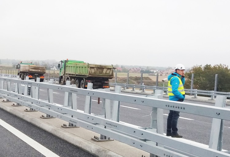 Wrocław: ciężarówki wyładowane żwirem sprawdziły wytrzymałość nowego mostu [ZDJĘCIA], mat. wykonawcy