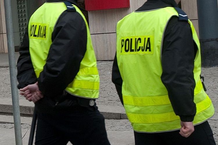 Policjanci odwiedzili wrocławskie liceum. Pies wyczuł marihuanę w plecaku, 0