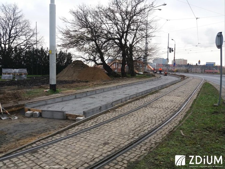 Budowa ścieżki rowerowej przy Żmigrodzkiej zbliża się ku końcowi [ZDJĘCIA], ZDIUM