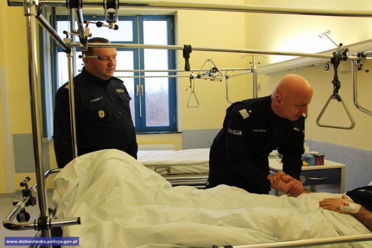 Minister Mariusz Błaszczak odwiedził policjanta rannego podczas strzelaniny w Wiszni Małej [ZDJĘCIA], Dolnośląska Policja