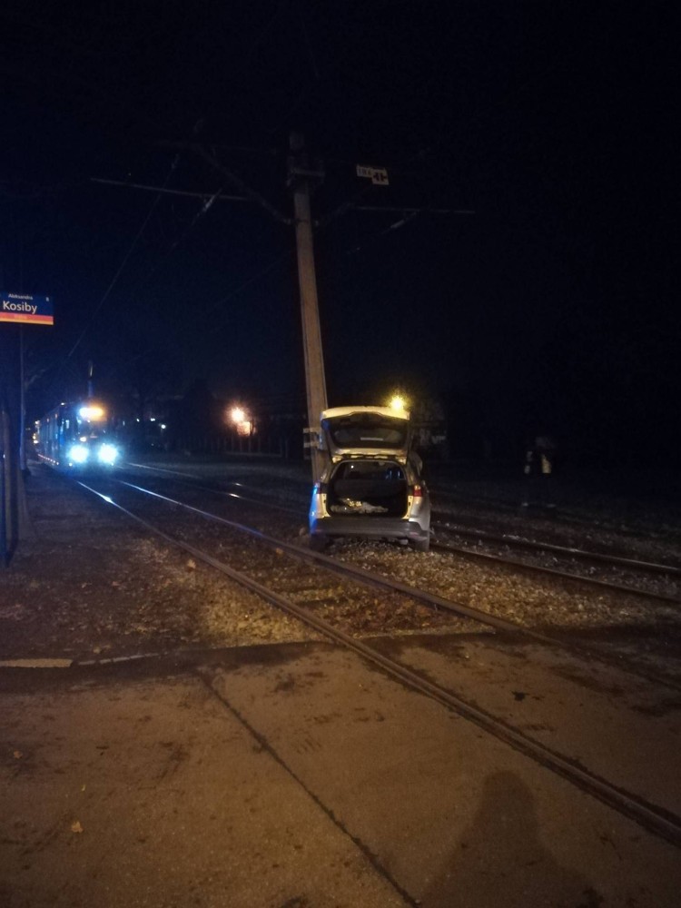 Kolizja samochodu z tramwajem na Biskupinie. Pojazd wbił się w słup trakcyjny [ZDJĘCIA], prochu