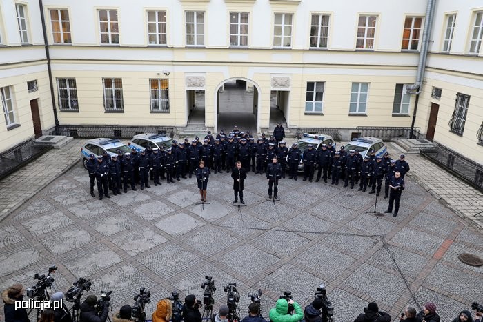 Wrocław: kamery na policyjnych mundurach jeszcze przed świętami, policja.pl