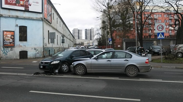 BMW i ford zderzyły się na pl. Orląt Lwowskich. Tu do stłuczek dochodzi regularnie [ZDJĘCIA], mgo