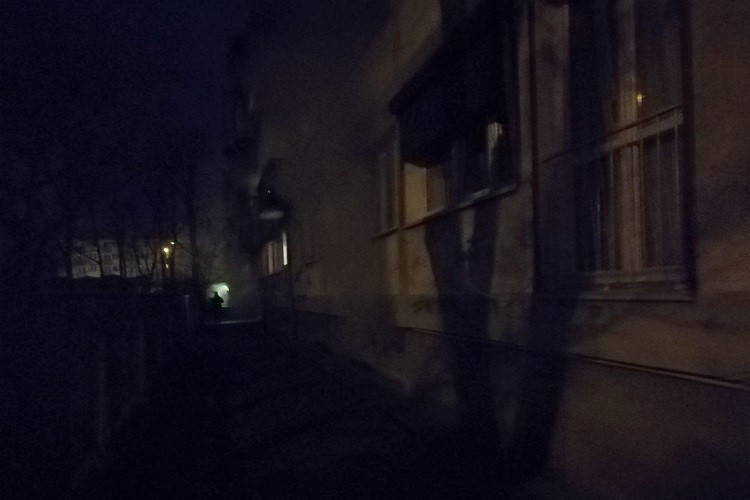 Nocny pożar w bloku przy Oporowskiej. Ewakuacja mieszkańców, prochu