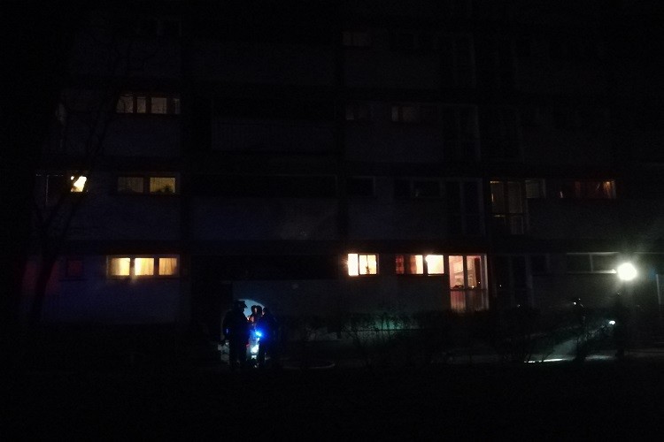 Nocny pożar w bloku przy Oporowskiej. Ewakuacja mieszkańców, prochu