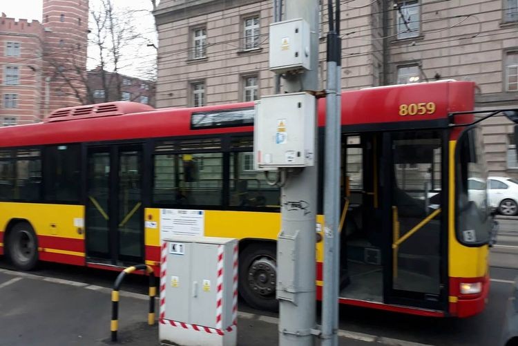 Na Podwalu tramwaj zderzył się z autobusem, 0