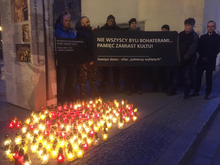 Wrocławska lewica jednak zapaliła 187 świeczek dla ofiar Żołnierzy Wyklętych [ZDJĘCIA], SLD Wrocław