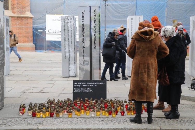 Wrocławska lewica jednak zapaliła 187 świeczek dla ofiar Żołnierzy Wyklętych [ZDJĘCIA], Magda Pasiewicz
