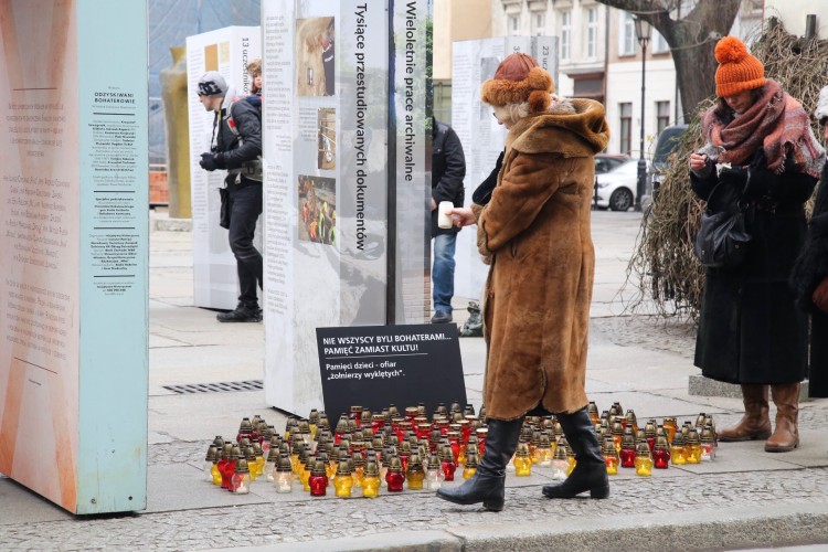 Wrocławska lewica jednak zapaliła 187 świeczek dla ofiar Żołnierzy Wyklętych [ZDJĘCIA], Magda Pasiewicz