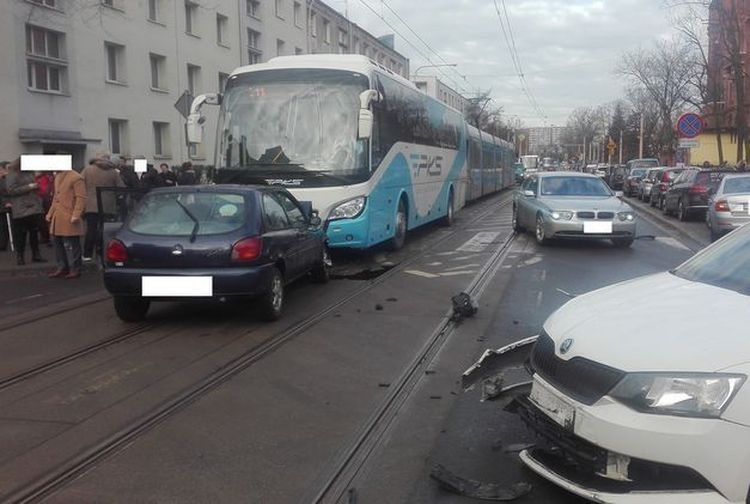 Poranek we Wrocławiu: wykolejenie tramwaju i kolizja samochodu z autokarem [ZDJĘCIA], red.