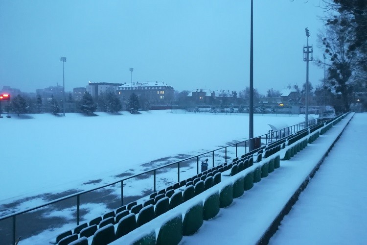 Wrocławskie boiska ze sztuczną murawą zamknięte z powodu... śniegu. Mecz Ślęzy pod znakiem zapytania, prochu