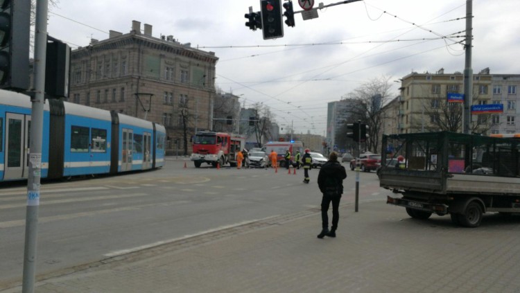 Wypadek na pl. Orląt Lwowskich. Były objazdy dla tramwajów, daf